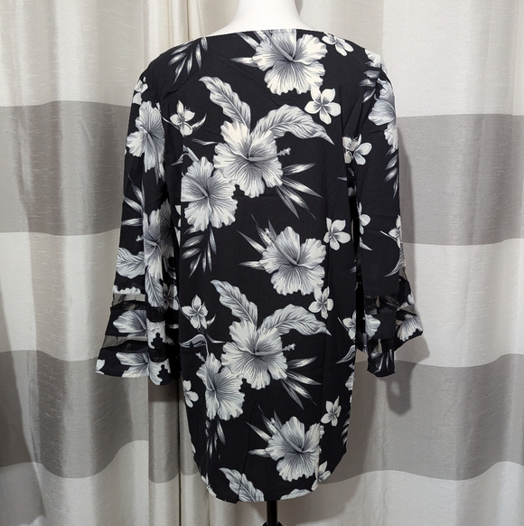 Women's Black and White Floral 3/4 Bell Sleeve Top Size: XL - Picture 5 of 10